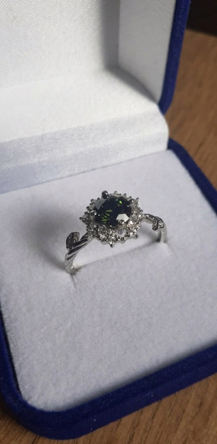 Moissanite Ring Flower Shaped, Green Stone of 1 Ct - Image 6