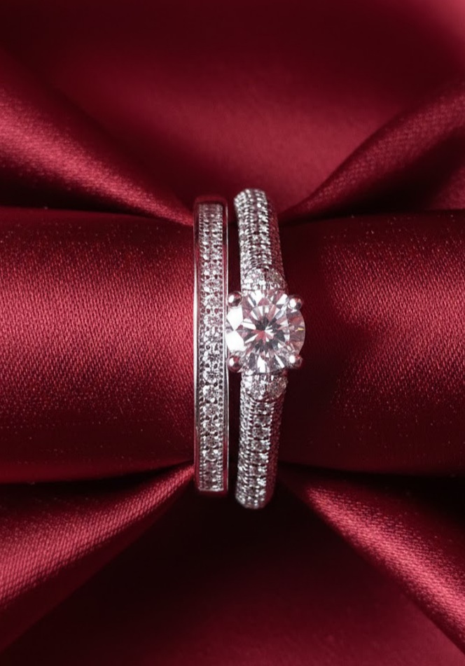 Elegant Duo Set of Sterling Silver Rings With Moissanite